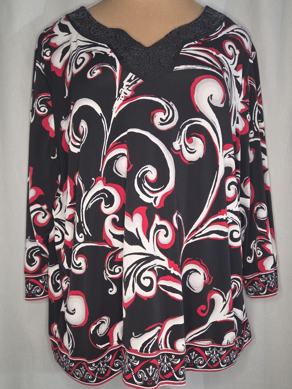 Alfred Dunner Women's Black, White & Red Swirl Print V-Neck Top XL